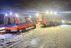 Karetki utknęły na zasypanych drogach. W środku ludzie w stanie zagrożenia życia