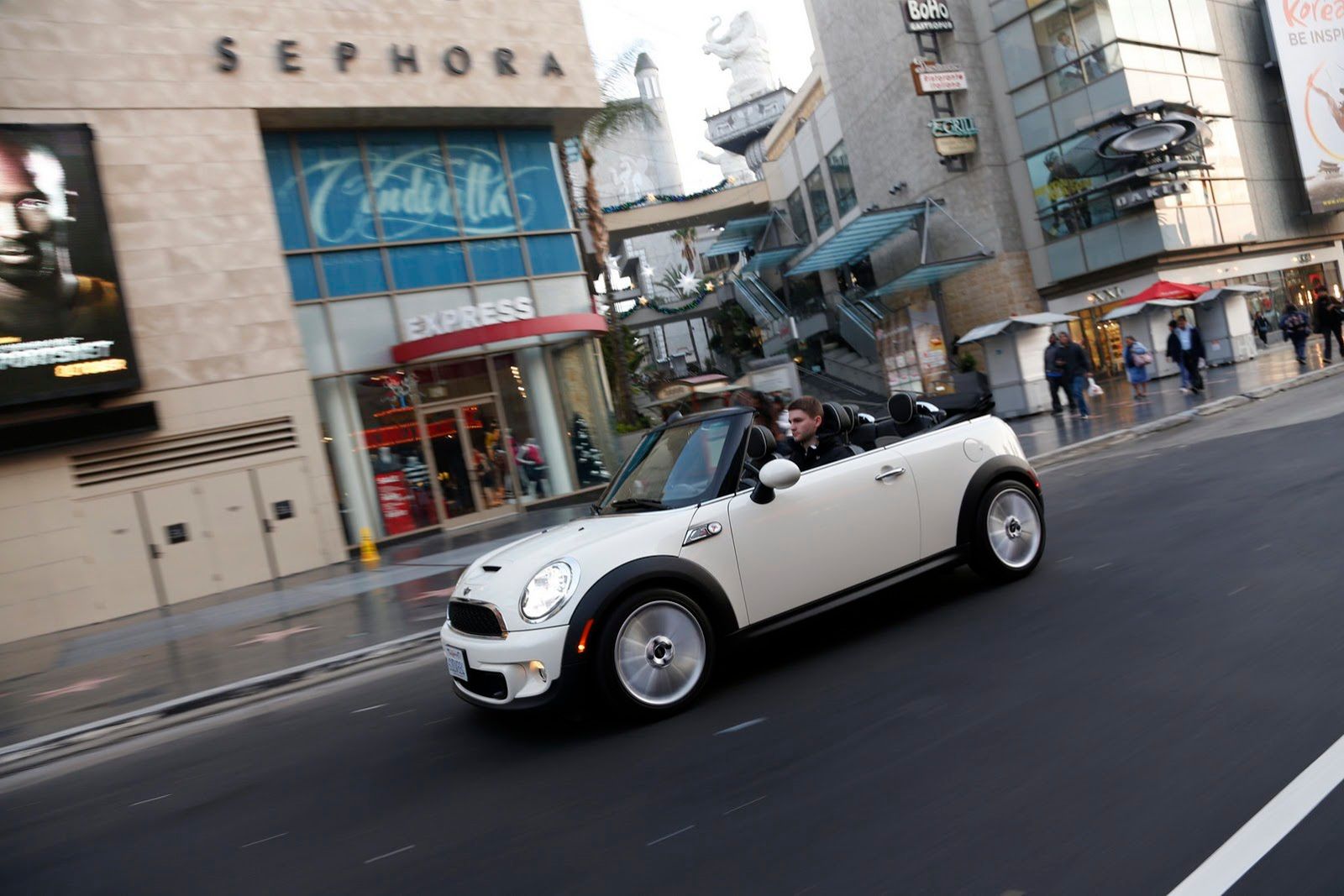 Galeria Mini jako celebracja sprzedaży półmilionowego egzemplarza w USA 23