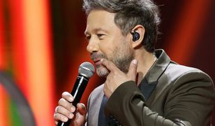 Piasek nabija się z afery. Na żywo, ze sceny