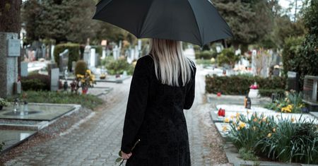Zorganizowali "cichy pogrzeb". "Nie chciałam gapiów"