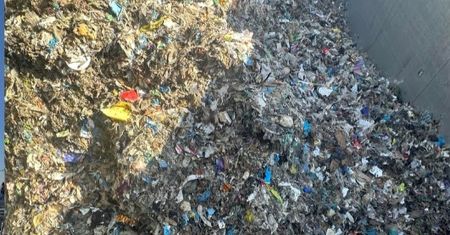 24 tony "kamieni" okazały się zmielonym plastikiem. Dolnośląska KAS zatrzymała kolejną mafię śmieciową na S8
