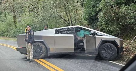 Pierwsza Tesla Cybertruck już rozbita. Jak auto zniosło wypadek?