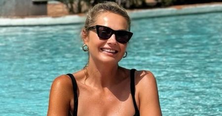 Małgorzata Socha w bikini pozdrawia z urlopu, dzieląc się przemyśleniami: "Warto spędzić czas samemu ze sobą" (FOTO)
