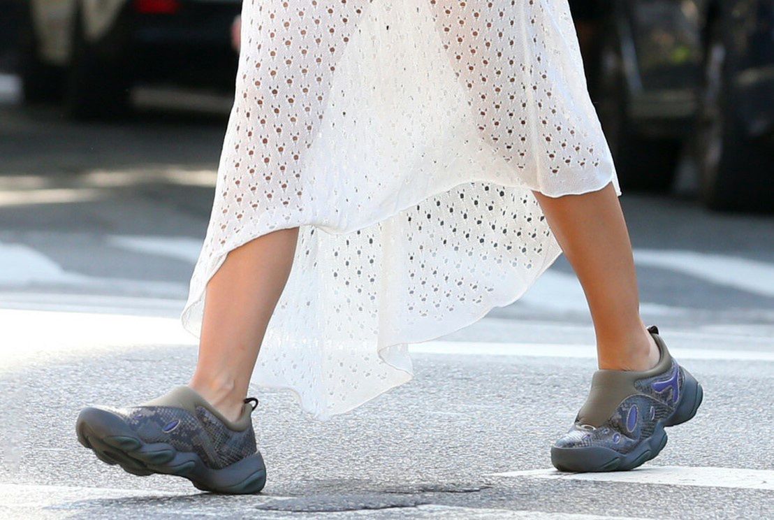 Emily Ratajkowski paraduje w "ugly shoes" 