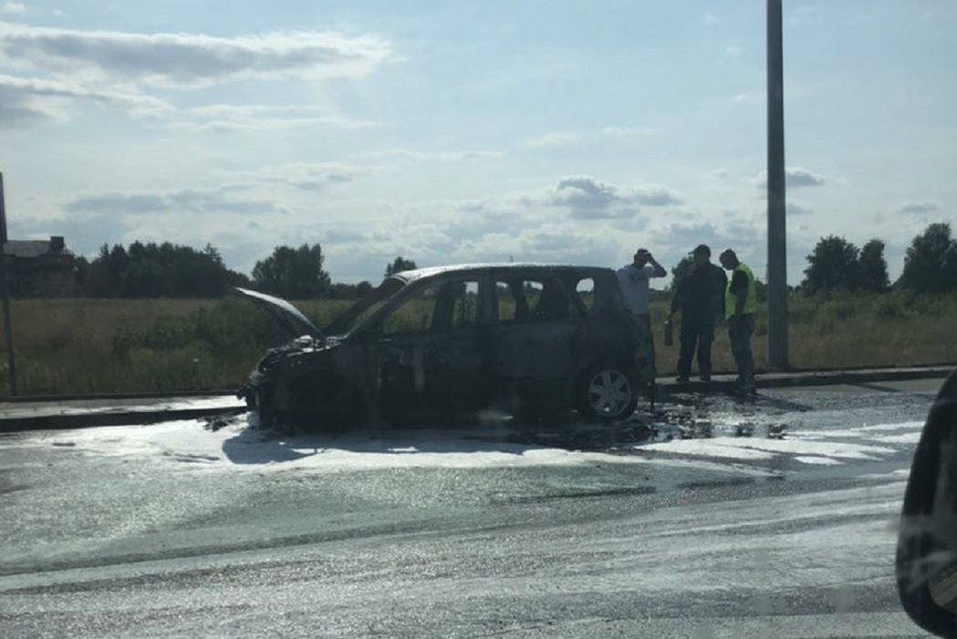 Samochód na Drodze Krajowej nr 6 spłonął doszczętnie.