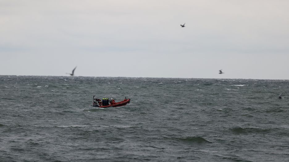 Łodź na wodzie. Zdjęcie ilustracyjne