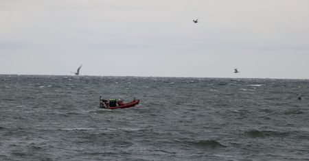 Nalot na ponton na Atlantyku. Wpadły 4 osoby i towar warty fortunę