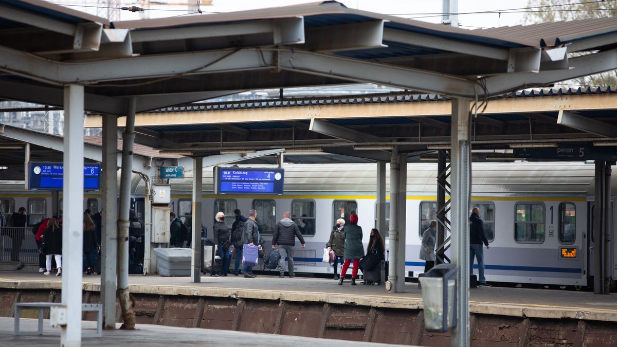 Koronawirus w Polsce. Do pociągów PKP wsiądzie więcej osób.