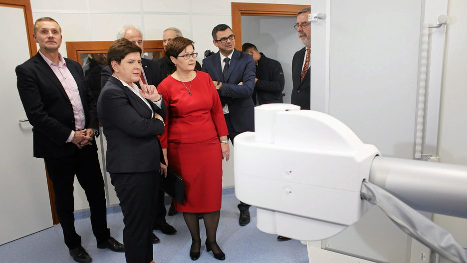 ówczesna premier Beata Szydło i Sabina Bigos-Jaworowska w szpital powiatowym im św. Maksymiliana w Oświęcimiu