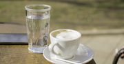 Dlaczego podaje się szklankę wody do kawy? To nie takie oczywiste