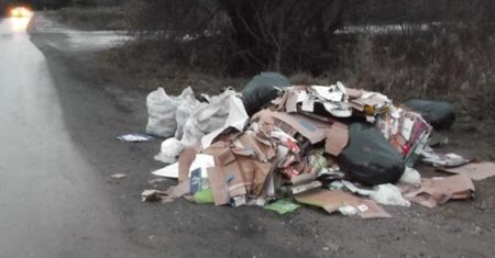 Ktoś wyrzucił przy ulicy odpady budowlane. Wśród nich dokumenty z danymi właściciela