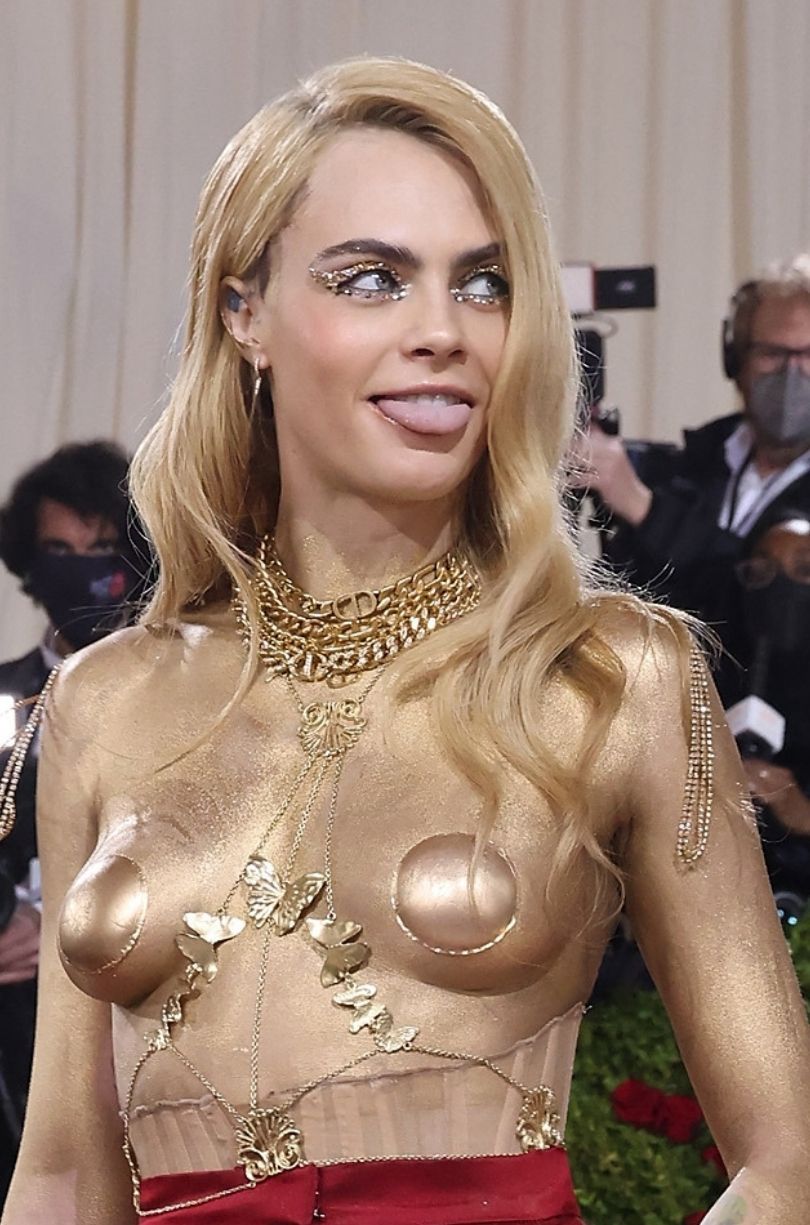 Gala MET 2022. Cara Delevigne paraduje po czerwonym dywanie topless