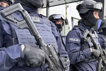 Grozili ochroniarzowi nożem. Szybka akcja policji