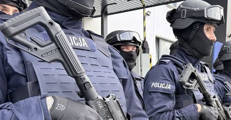 Grozili ochroniarzowi nożem. Szybka akcja policji