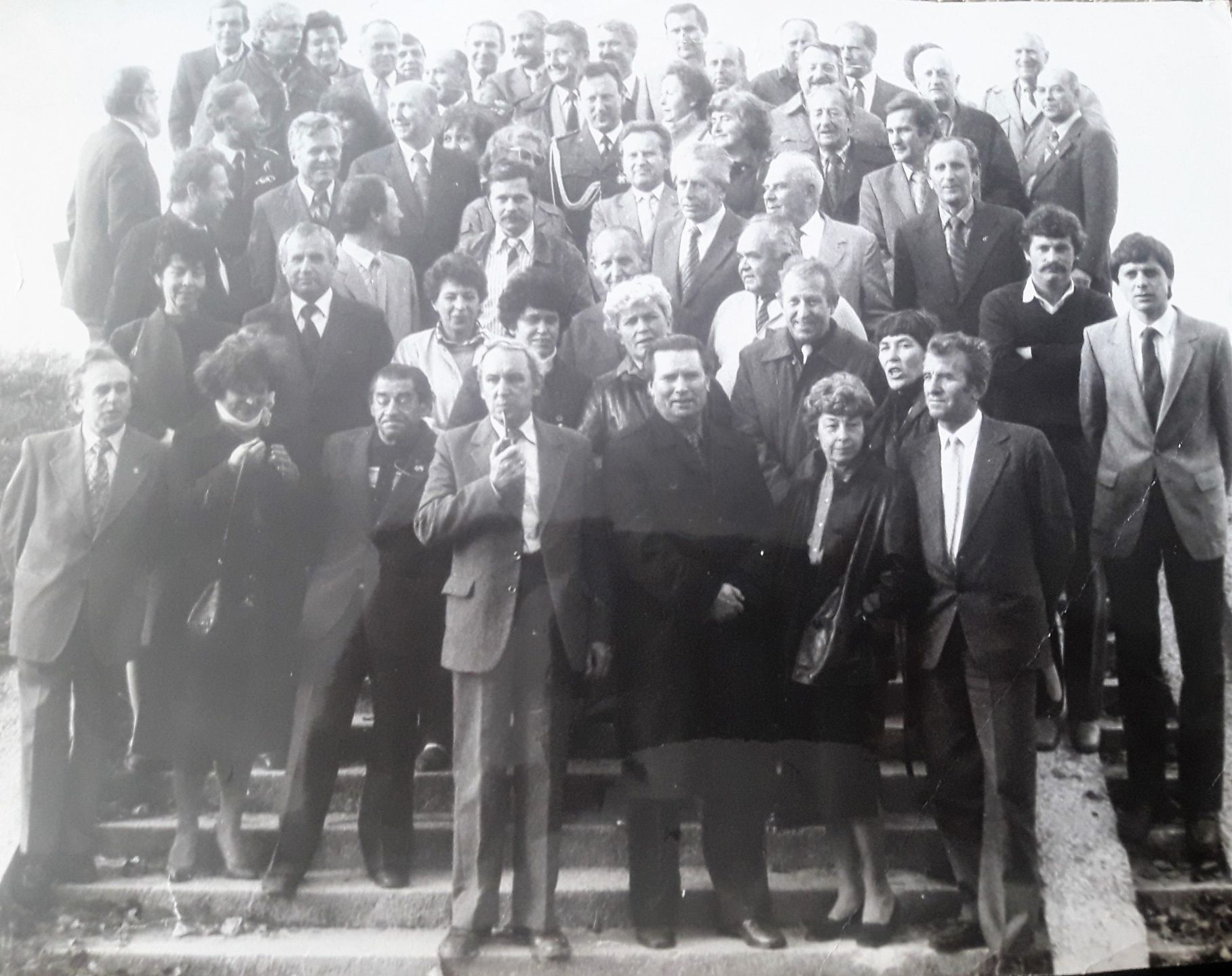 Rok 1984. Kazimierz, spotkanie członków aeroklubu. Wanda Brzyska na dole z prawej strony obok męża