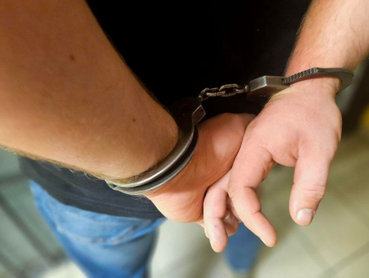 Brutalny atak w mieszkaniu. Koledzy bili go pałką