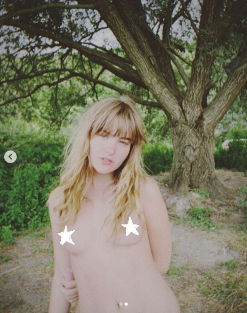 Victoria De Angelis z Maneskin pozuje topless
