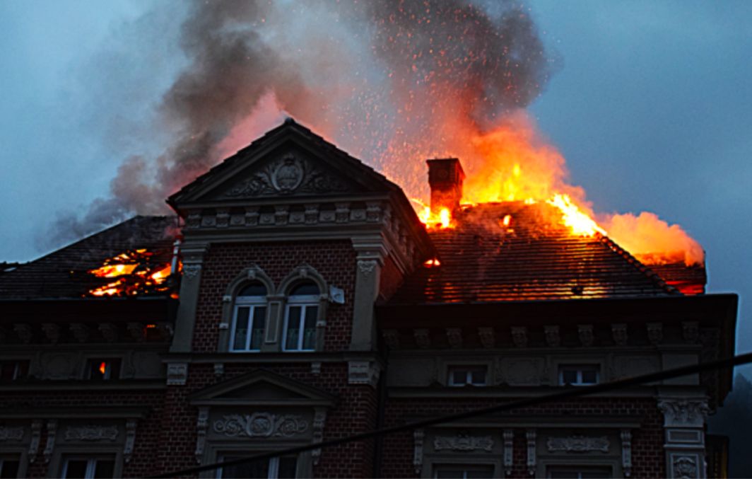 Bardo. Płonęła kamienica przy ulicy Głównej. Przed wielkimi płomieniami uciekało o poranku kilkunastu mieszkańców. O pomoc dla nich proszą sąsiedzi