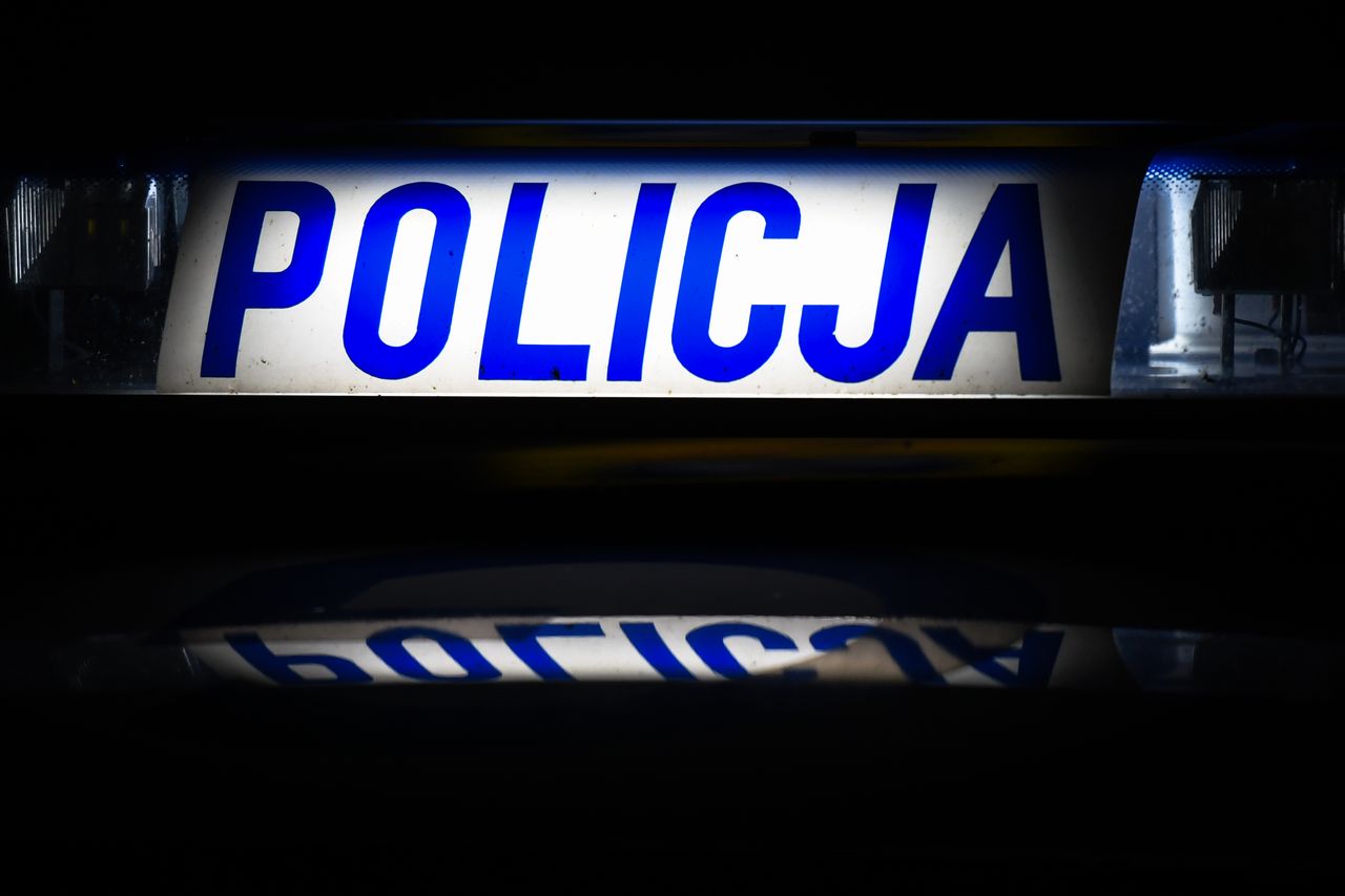 Polska Policja ostrzega przed oszustami, fot. Getty Images