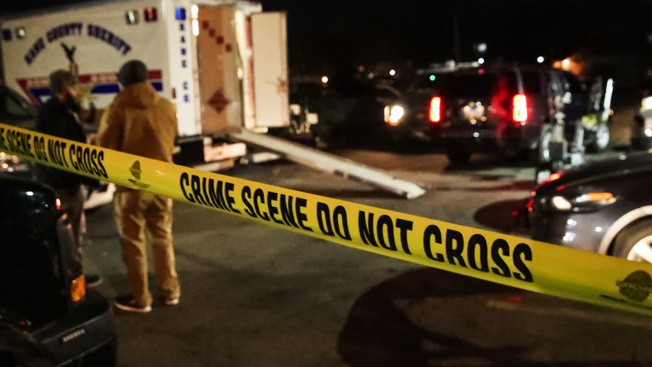 Workplace shooting in Aurora, Illinois, USA
epa07373775 Crime scene tape cordens off an area as officials search the apartment of Gary Martin, believed to be responsible for a workplace shooting at the Henry Pratt Company, in Aurora, Illinois, USA, 15 February 2019. According to authorities four law enforcement officers were wounded and five people died in the incident.  EPA/TANNEN MAURY 
Dostawca: PAP/EPA.
TANNEN MAURY