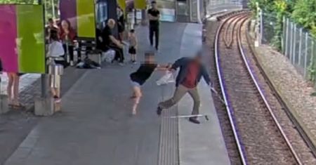 Zepchnęła mężczyznę pod pociąg. Tak tłumaczyła się policji