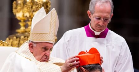 Wygląd Papieża Franciszka przykuł wzrok wiernych. Od razu to zauważyli