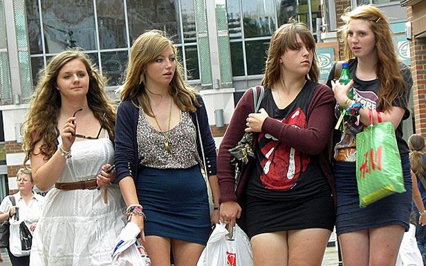 Dziewczyny na zakupach (Fot. Flickr/Funkdooby/Lic. CC by)