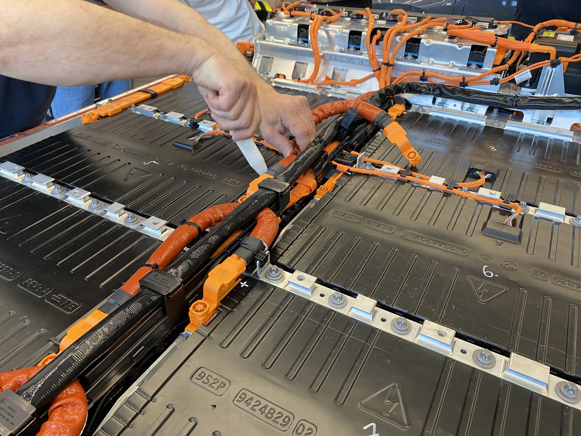 Mechanik do wypinania wtyczek używa plastikowego narzędzia, bo uszkodzenie izolacji spowodowałoby zakończenie naprawy. W najlepszym przypadku