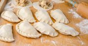 Niezawodny przepis na ciasto pierogowe. Już nigdy nie będą pękać