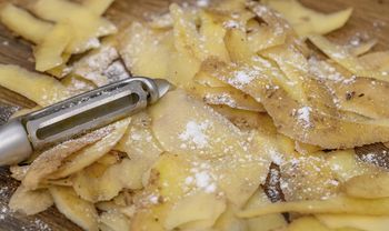 Znajoma miesza skórki ziemniaków z sodą oczyszczoną. Mało kto zna ten kuchenny trik