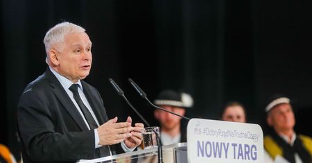 Szef PiS przed zimą: trzeba palić wszystkim, poza szkodliwymi rzeczami