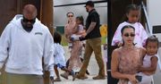 Posągowa Kim Kardashian w towarzystwie KANYE WESTA i dzieci opuszcza prywatny samolot na lotnisku w Malibu (ZDJĘCIA)