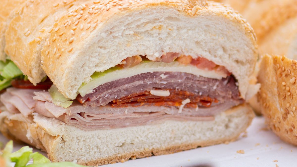 Rolada chlebowa z szynką i serem jest idealna na śniadanie