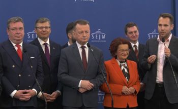 Padło pytanie o tubki z musem. Spięcie z dziennikarzem na konferencji PiS