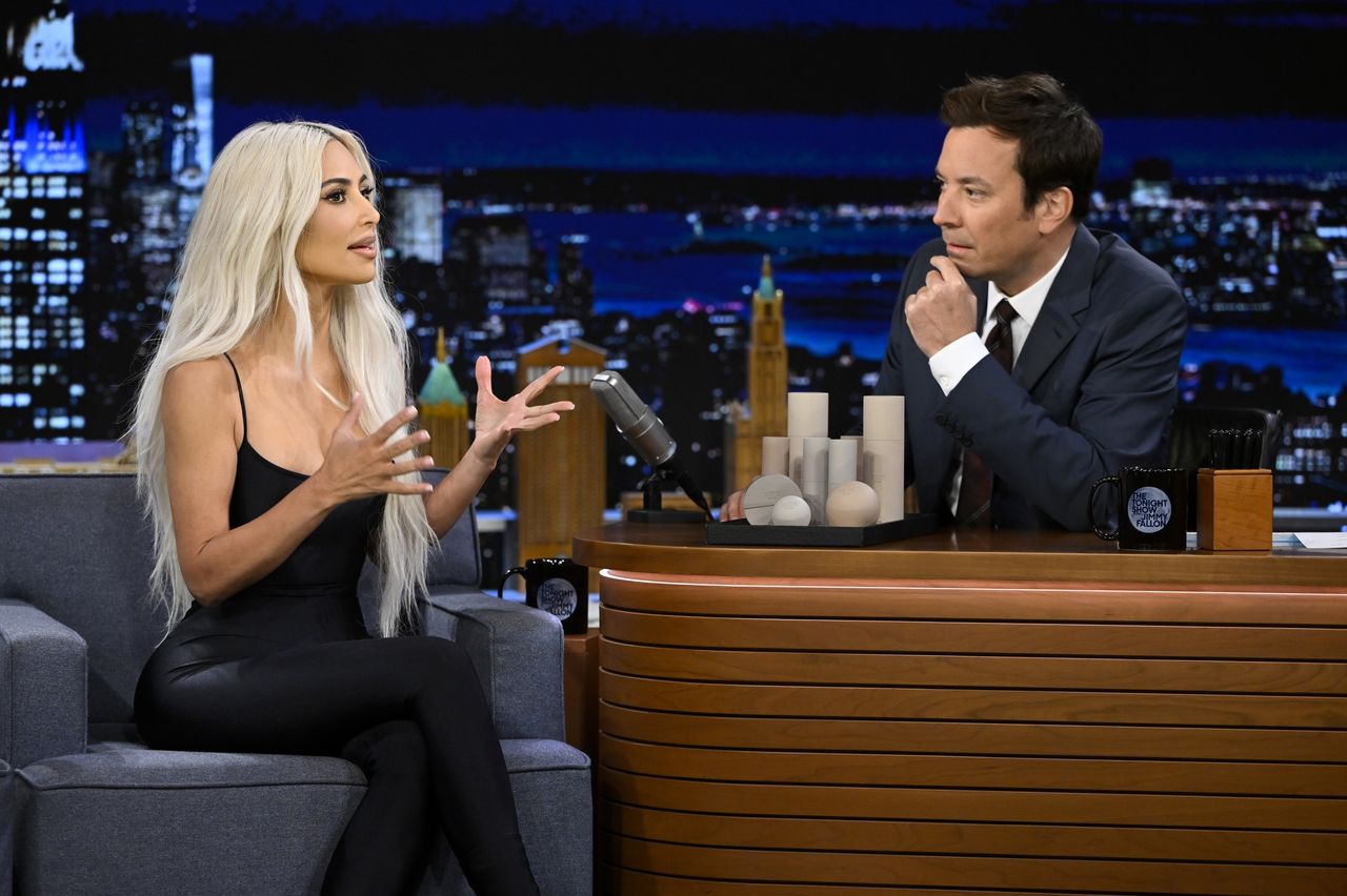 Kim Kardashian i Jimmy Fallon w "The Tonight Show"