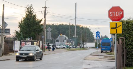 Czy włączyć lewy "kierunek"? Wielu kierowców ma z tym problem