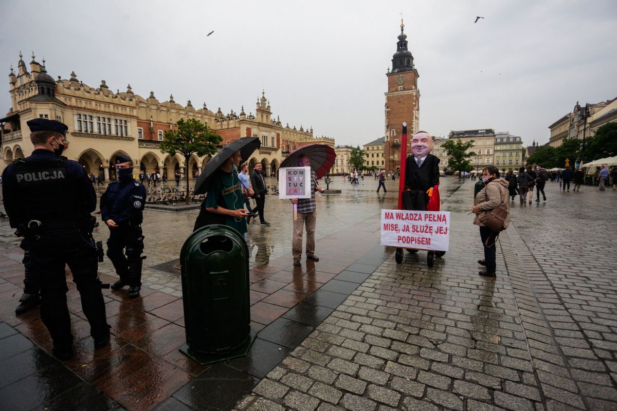 Wybory 2020. Przyszedł na wiec Andrzeja Dudy z rzeźbą przypominającą prezydenta. Interweniowała policja