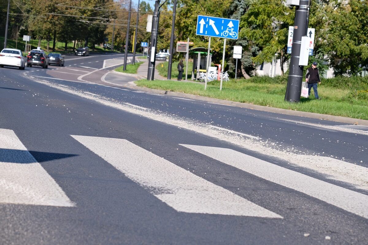 Rozlany beton z kamieniami na jezdni na ul. Podzamcze
