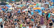Gdańsk: Tłumy na plaży w Brzeźnie. W połowie sierpnia w końcu czuć lato