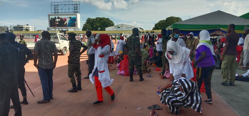 Ludzie mdleją podczas stania w kolejce do trumny ze zmarłym prezydentem Tanzanii