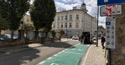 Nowe wyliczenia pokazują, jak mocno elektryk bije benzynę