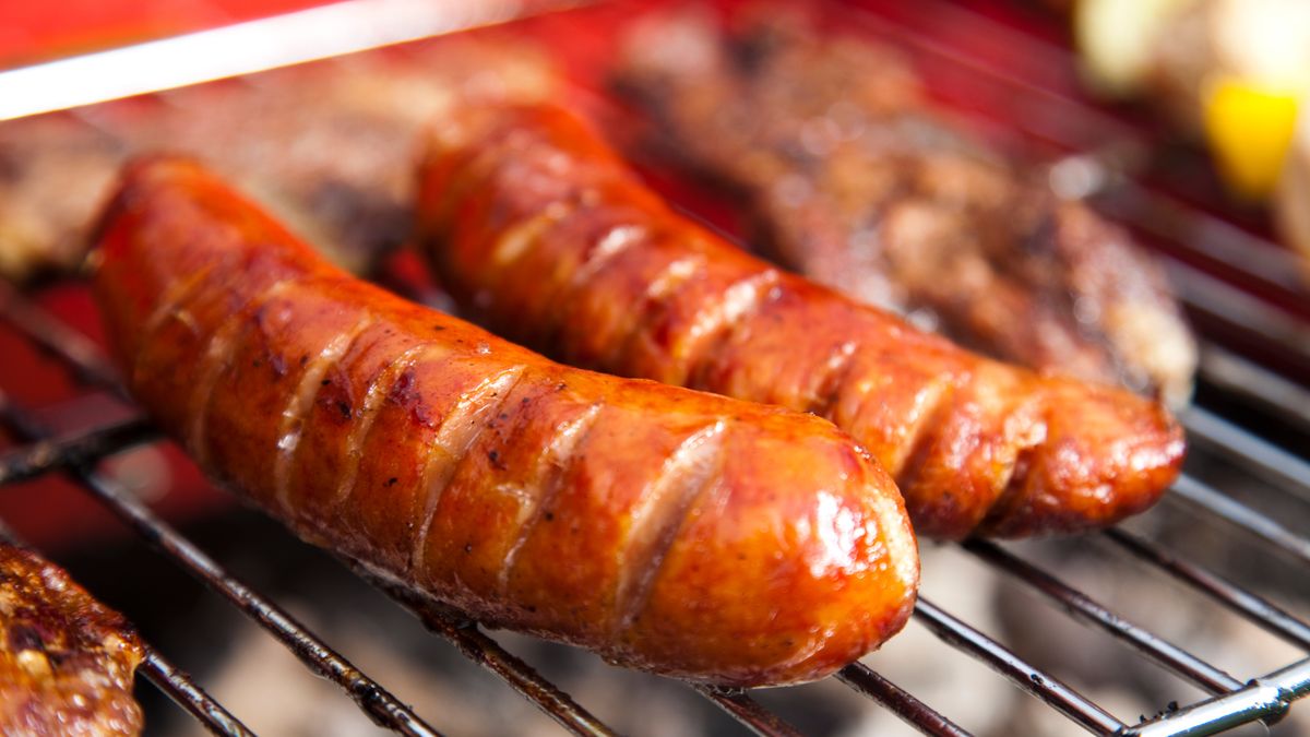 Tak zrobisz idealną kiełbaskę z grilla