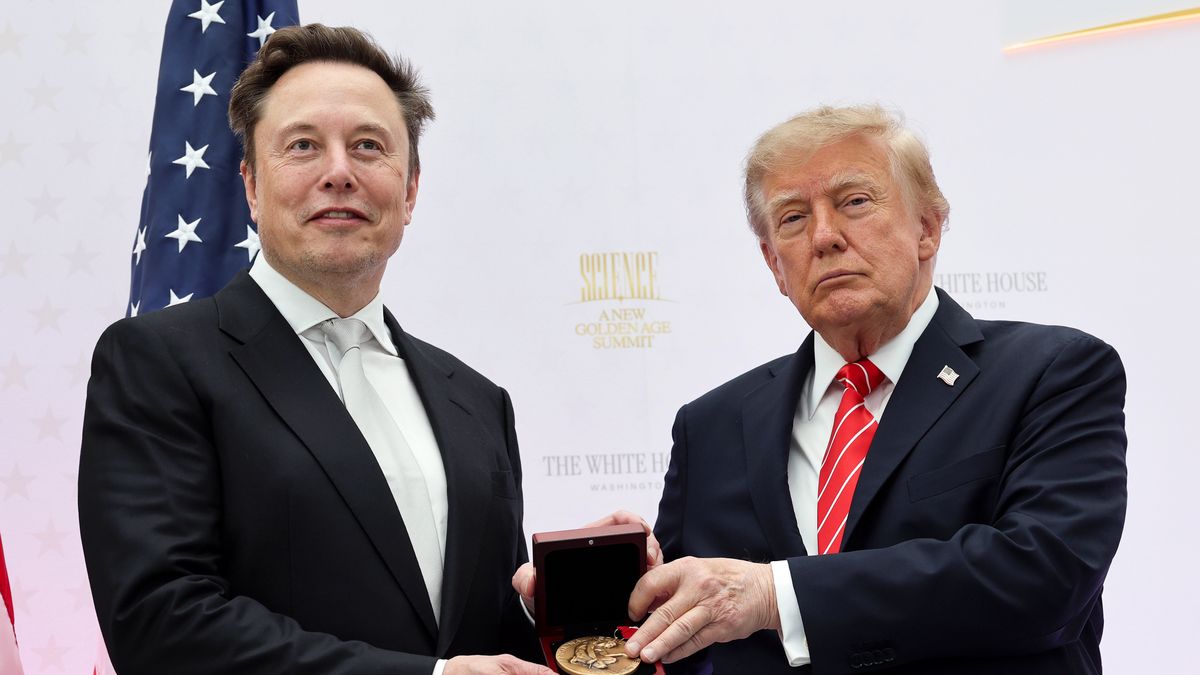 Elon Musk odbierający Narodowy Medal Nauki USA z rąk Donalda Trumpa