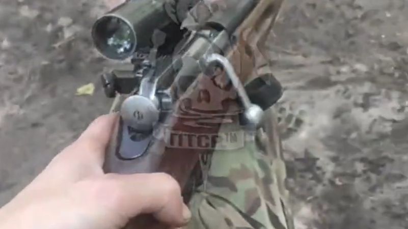 Wyborowy karabin Mosin-Nagant M1891/30 z celownikiem optycznym PU rosyjskiego żołnierza. 