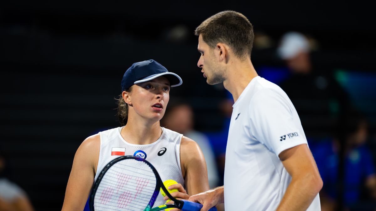 BRISBANE, AUSTRALIA - JANUARY 04: Iga Swiatek of Poland and Hubert Hurkacz of Poland in action against Lorenzo Musetti of Italy and Camila Rosatello of Italy in the final mixed doubles match of the City Final on Day 7 of the United Cup at Pat Rafter Arena on January 04, 2023 in Brisbane, Australia (Photo by Robert Prange/Getty Images)