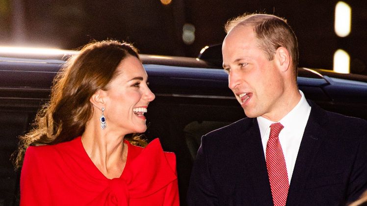 Książę William i Kate Middleton wymieniają spojrzenia na koncercie