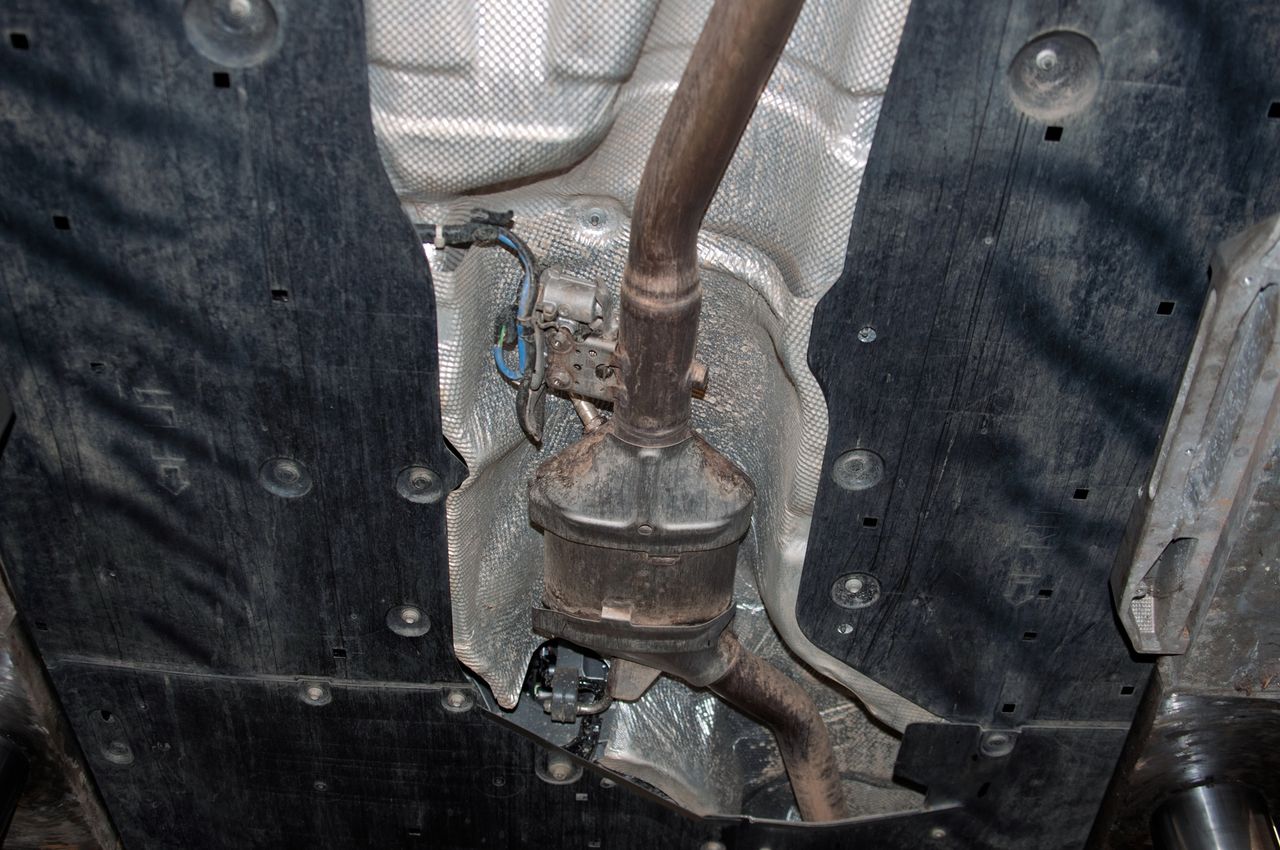 Mazda CX-60 na podnośniku, serwis, ASO