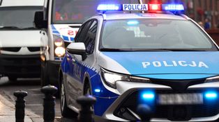 Wypadek w Radłowie, samochód wypadł z drogi i uderzył w słup elektryczny, kierowca trafił do szpitala