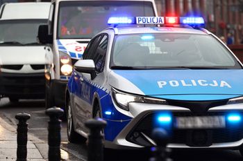 Wypadek w Radłowie, samochód wypadł z drogi i uderzył w słup elektryczny, kierowca trafił do szpitala