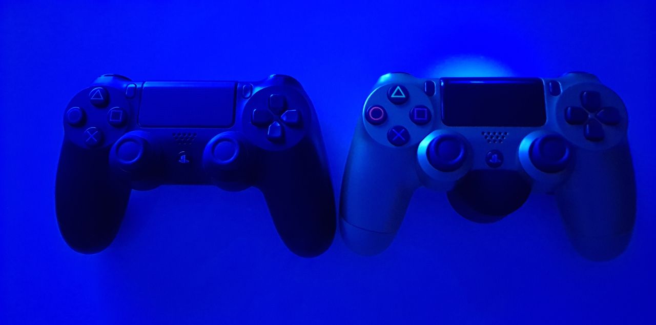 Po lewej: kontroler bez nasadki, po prawej: kontroler z nasadką DualShock 4 Back Button Attachment, fot. materiały własne